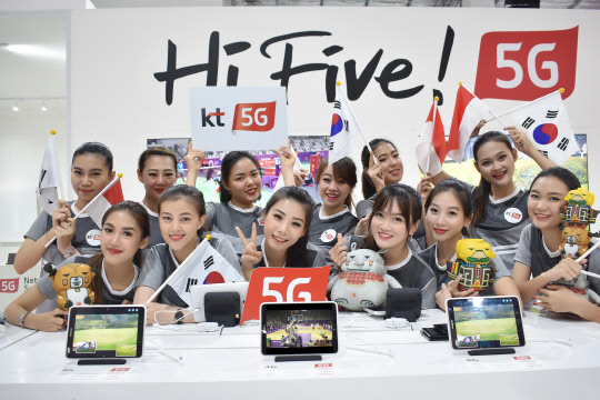 KT는 2일 아시안게임 기간 동안 인도네시아 자카르타에 연 'KT 5G 홍보관'운영을 성황리에 마무리했다. 홍보관 진행 요원들이 기념사진을 촬영하고 있다. KT 제공